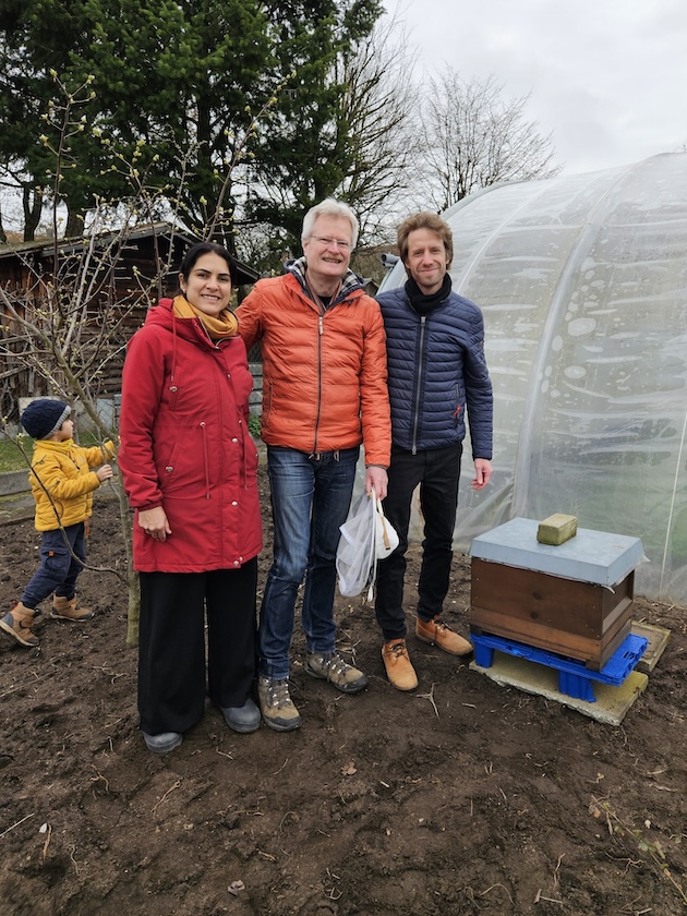 Einzug Bienenvolk von Bienen-leben-in-Bamberg.de zur Bio-Gärtnerei Niedermaier