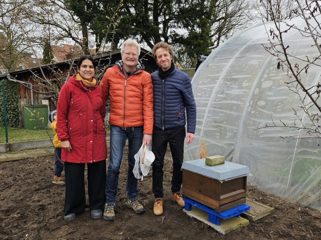 Einzug Bienenvolk von Bienen-leben-in-Bamberg.de zur Bio-Gärtnerei Niedermaier