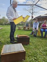 AK26 Modul 4 und Modul 5 im Imkeranfängerkurs von Bienen-leben-in-Bamberg.de zu Honigraumerweiterung, Ablegerbildung; Schwarmverhinderung durch Weiselzellenkontrolle und Drohnenbrutschneiden