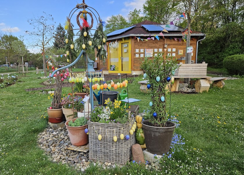 Osterbrunnen im Bamberger Bienengarten an der Bienen-InfoWabe