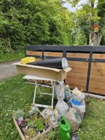 Vorbereiten der Boxen-Pflanzdächer an der Bienen-InfoWabe