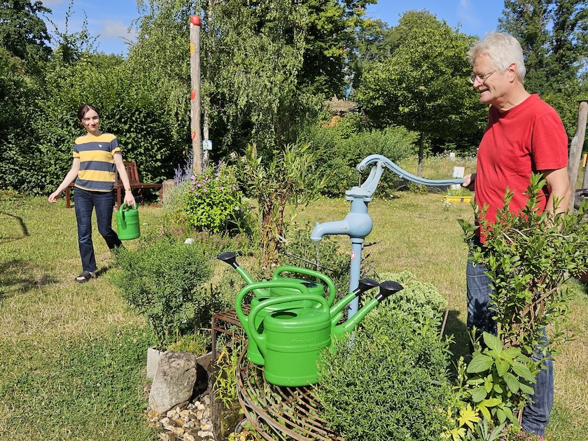 Bienengarten gießen mit Juline