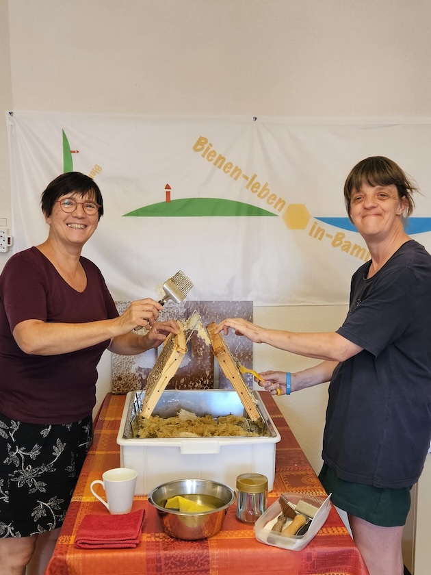 Honigverarbeitung Bienenweg mit Christine 