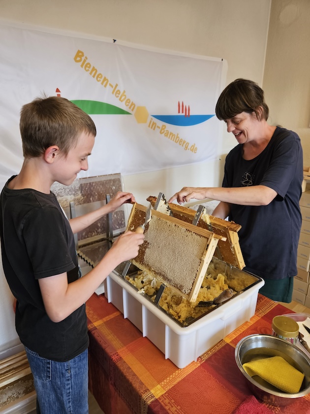 Honigverarbeitung Bienenweg mit Leon 