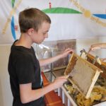 Honigverarbeitung Bienenweg mit Leon