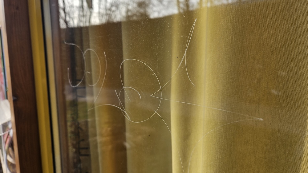 Vandalismus Fensterscheibe am Bienenweg 