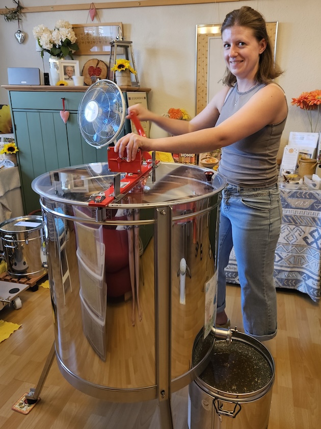Honigverarbeitung Bienenweg mit Marie 