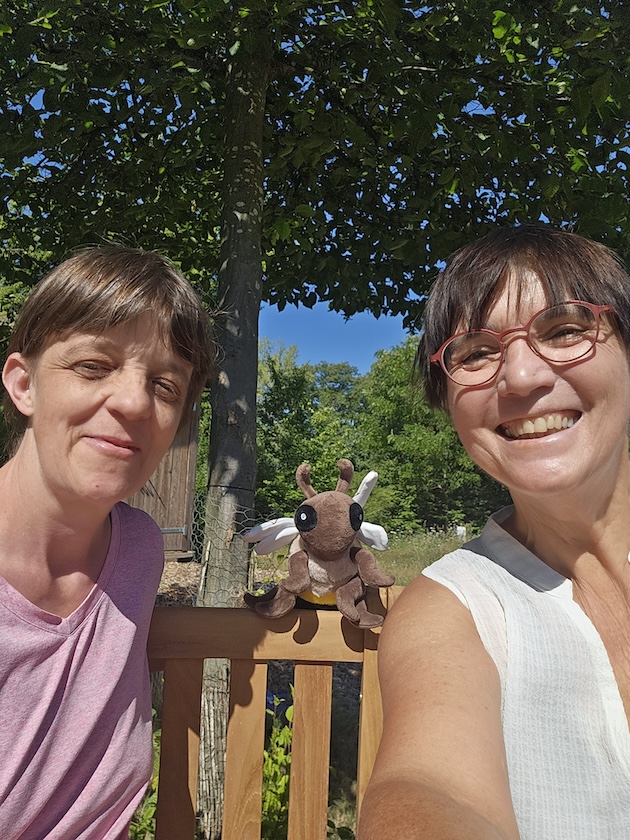 Neue Gartenbank im Bamberger Bienengarten, eingeweiht durch Christine, Wolfi und Ilona