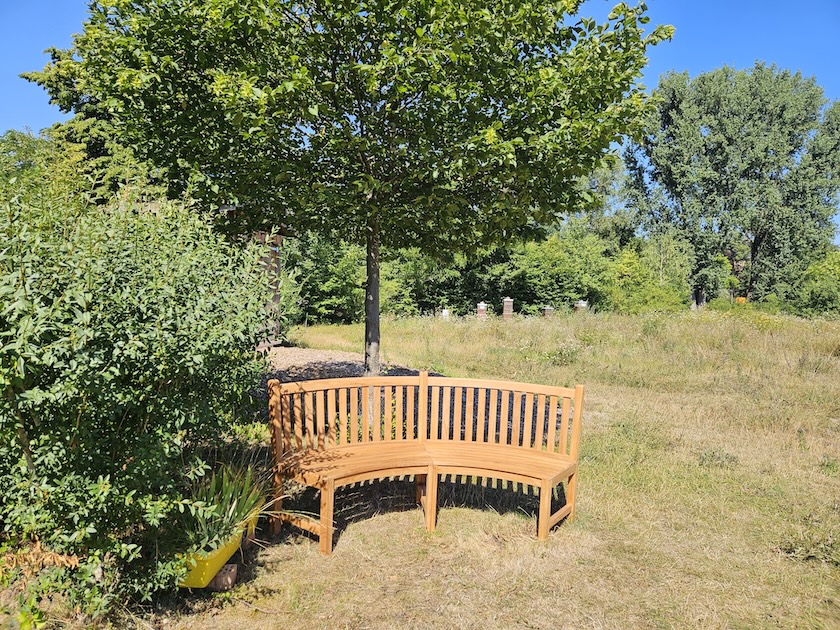 Neue Gartenbank im Bamberger Bienengarten
